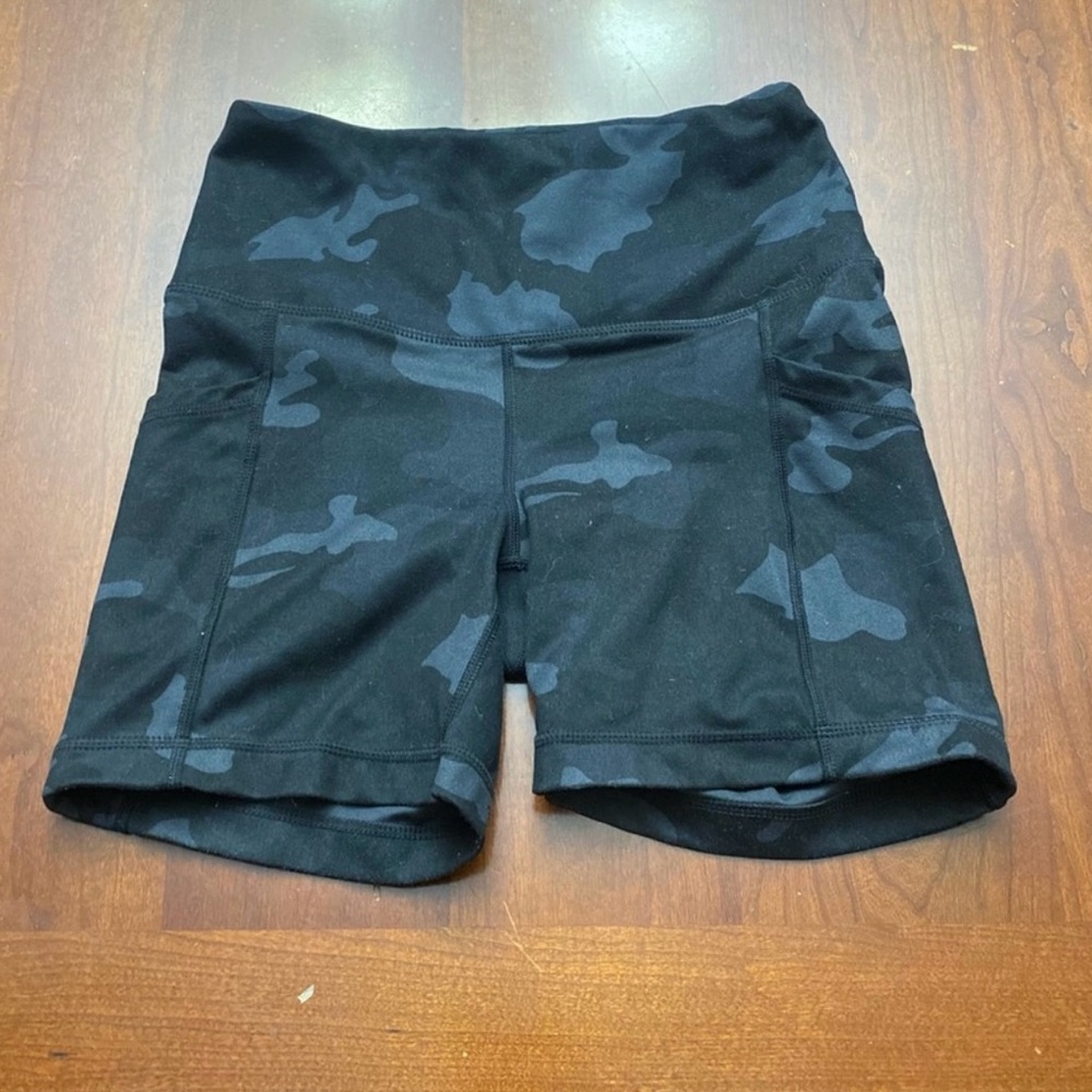 Yogalicious Black Camouflage Bike Shorts are a size XS.